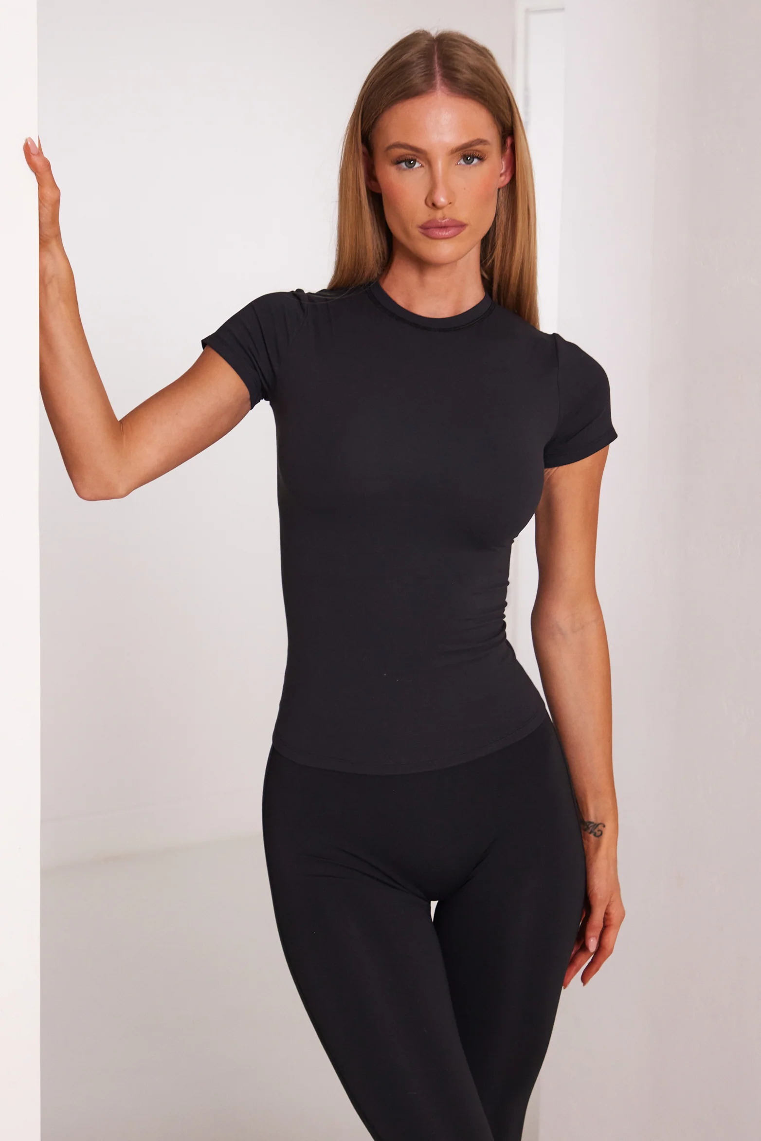 6386-the-sculpt-short-sleeve-tee-in-black-6.webp The Sculpt Short Sleeve Tee in Black